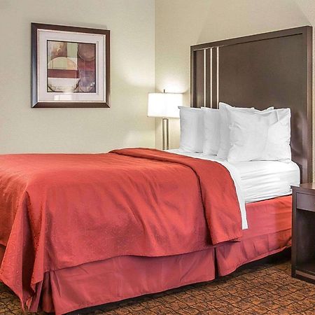 Quality Inn & Suites Woodland - Sacramento Airport Buitenkant foto