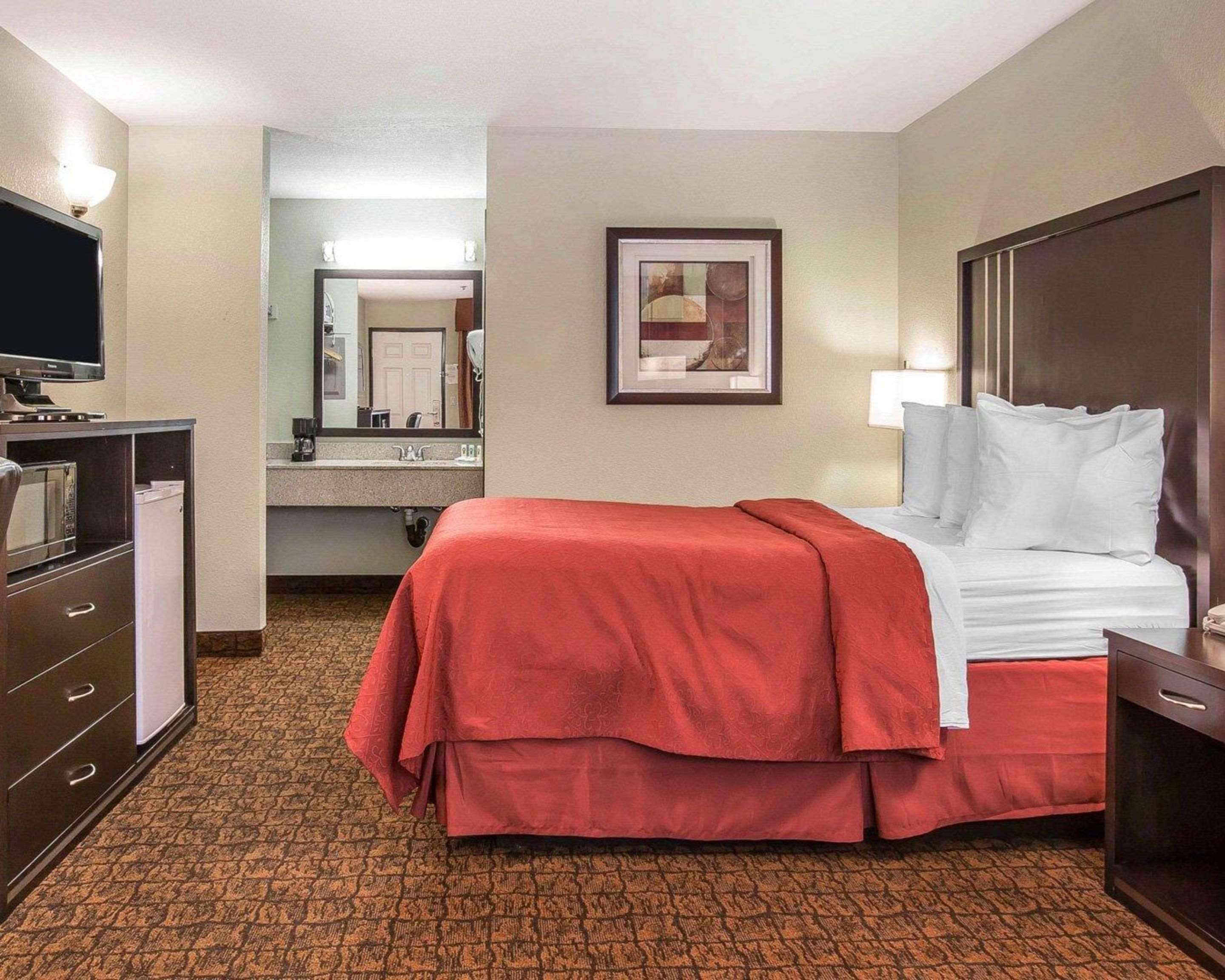 Quality Inn & Suites Woodland - Sacramento Airport Buitenkant foto