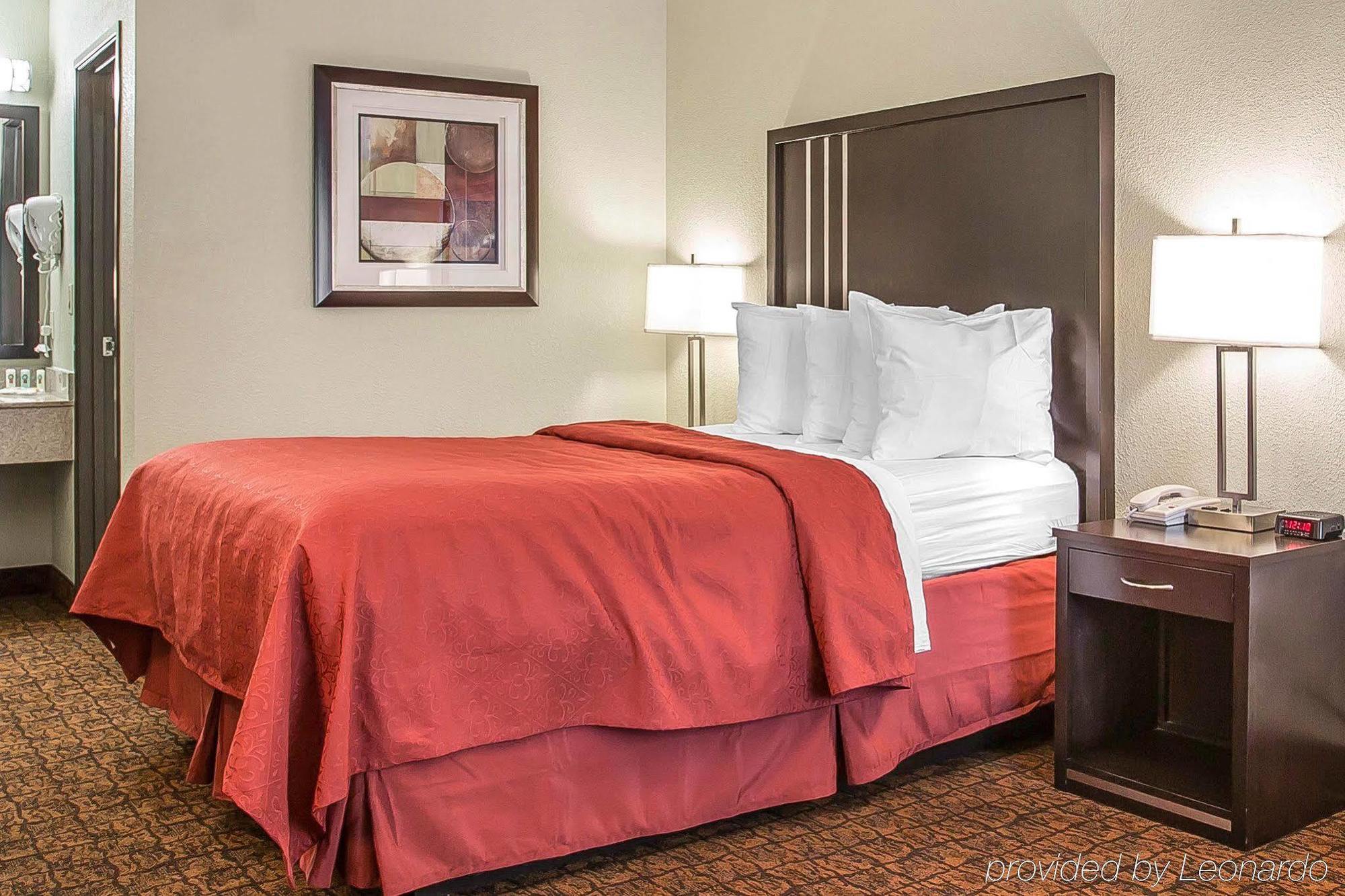 Quality Inn & Suites Woodland - Sacramento Airport Buitenkant foto